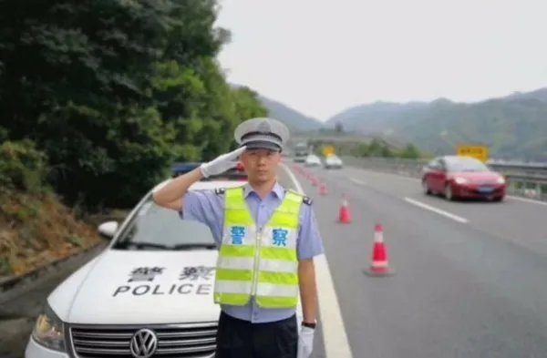 民警暖心回礼致敬女孩，这样的小女孩你喜欢吗？