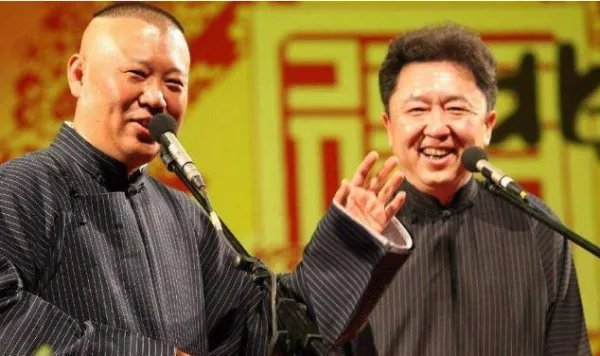 郭德纲于谦泪洒舞台，全场观众起立鼓掌半小时，原因是什么？