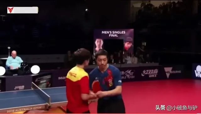 许昕最后一击战胜王楚钦瞬间，为何摸着自己的后脑勺直摇头，如何解读这一举动？