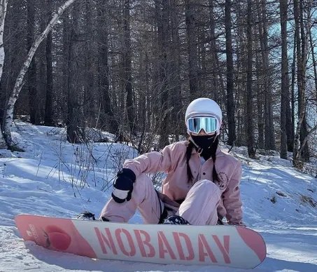 李小璐滑雪照惹争议，摆拍动作和PG1一样，难道她不避嫌吗？