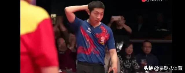 许昕最后一击战胜王楚钦瞬间，为何摸着自己的后脑勺直摇头，如何解读这一举动？