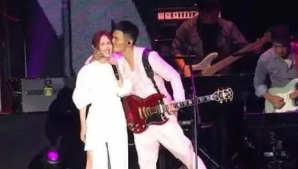 杨丞琳是如何为李荣浩庆生的？