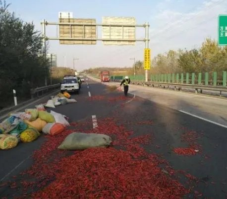 辣椒货车高速侧翻现场如何？