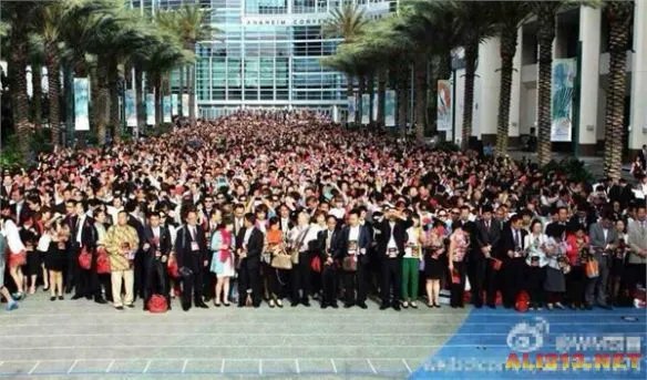 中国史上最大7000人旅行团赴美齐唱国歌 人均消费达1万美元