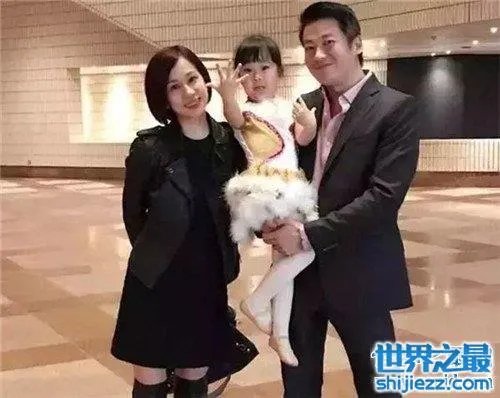 文颂娴车震事件回顾 车震激吻对象最终成为她老公 