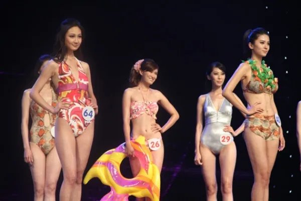 钟鹿纯泳装照集锦 钟鹿纯自爆曾甩王思聪引热议