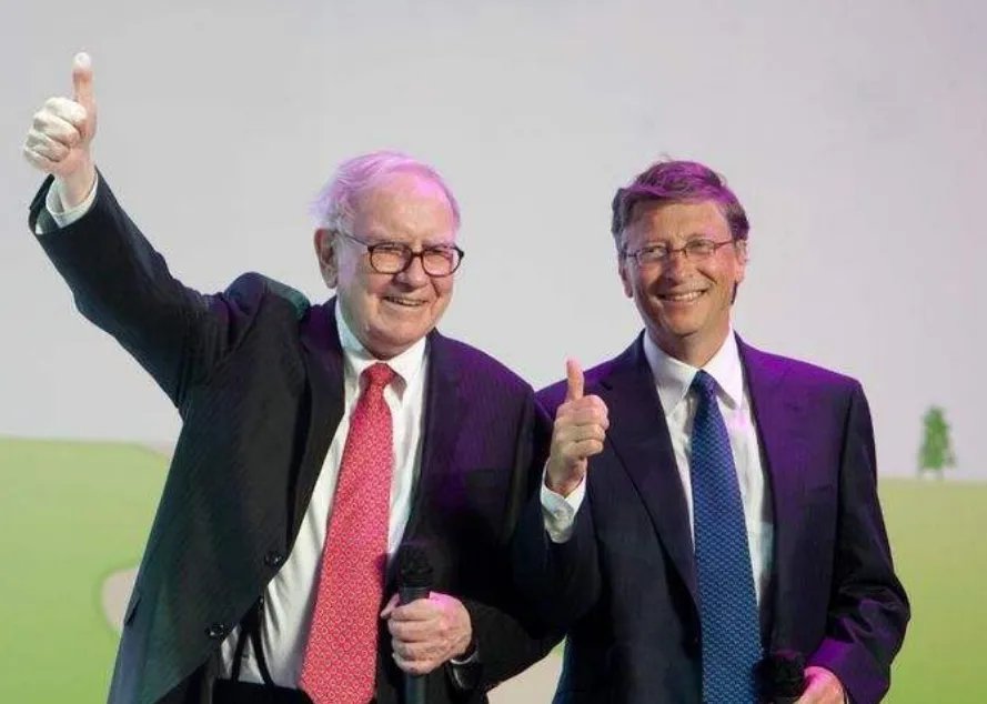 盖茨做蛋糕祝福巴菲特90岁生日，如何看待两人的友情？