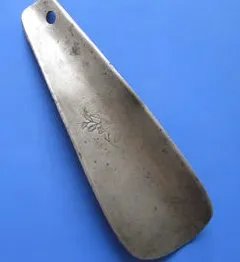 鞋拔子脸是因为脸型长得像鞋拔子的形状所以被称为鞋拔子脸吗？