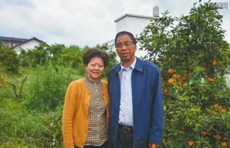 厅官退休回乡种果树 回乡创业带领村民发家致富