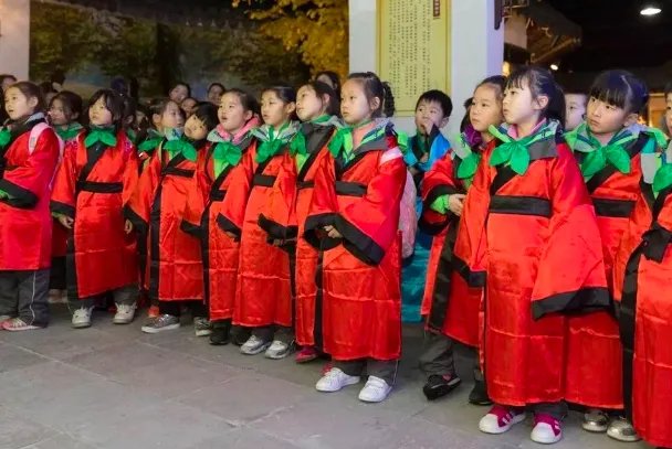 对于西安一小学重现古代入泮礼，网友怎么看？
