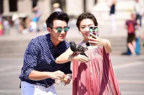 程晓玥取关郑恺，恩爱情侣是否已分手？