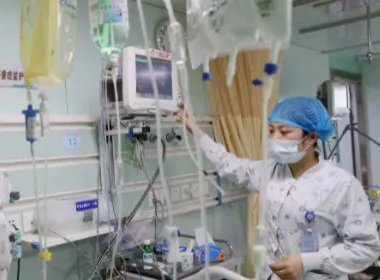 石家庄一女孩玩火碱重度烧伤,单亲妈妈泪崩,造成此悲剧的原因是什么?