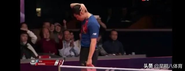 许昕最后一击战胜王楚钦瞬间，为何摸着自己的后脑勺直摇头，如何解读这一举动？