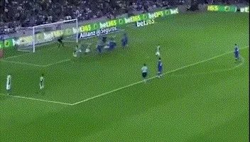 c罗队友进球为啥举手