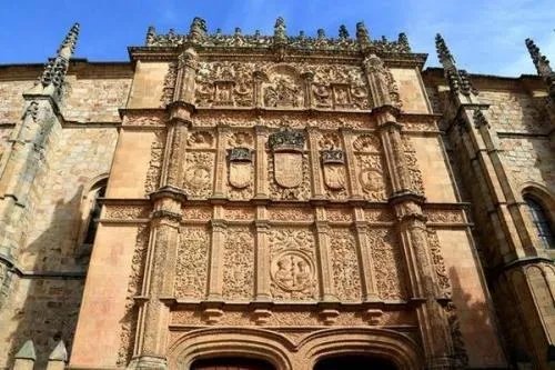 西班牙萨拉曼卡市一个远古大教堂上为何有着神秘的太空人浮雕？