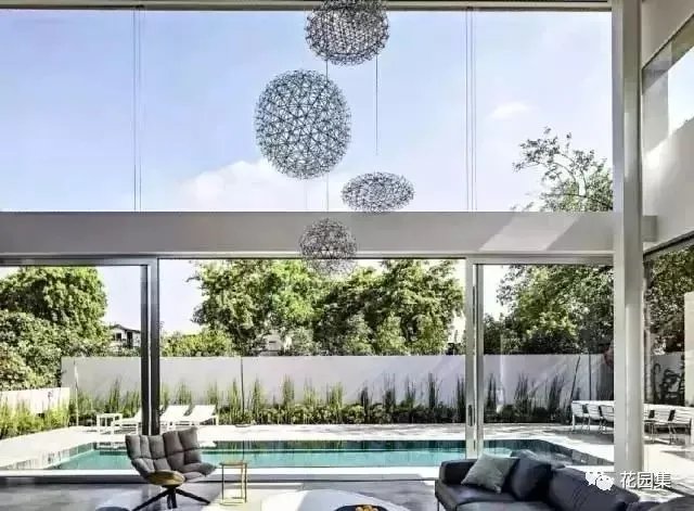 花园里有一间阳光房,美了这个灿烂的季节