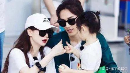 戚薇女儿为啥总是扎俩丸子头？看到她散头发照片后，瞬间懂了！这是为何？