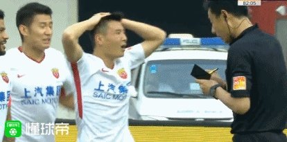 亚泰对阵上港的比赛中，武磊明显手球，为什么他的情绪会如此激动？