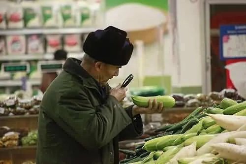 超市促销大妈爬上货架哄抢,为何坐公交的时候却很虚弱?