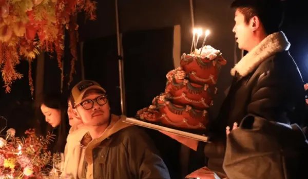 霍思燕庆生现场曝光，嗯哼送妈妈手绘贺卡好温馨，这一家的氛围如何？