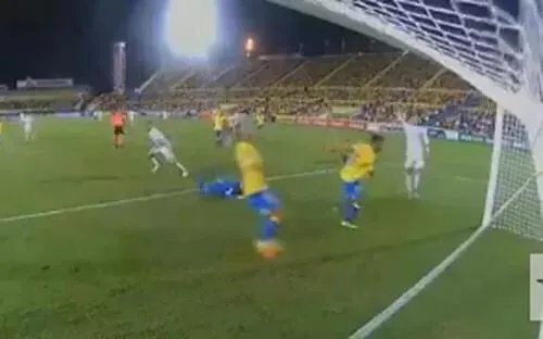 c罗队友进球为啥举手