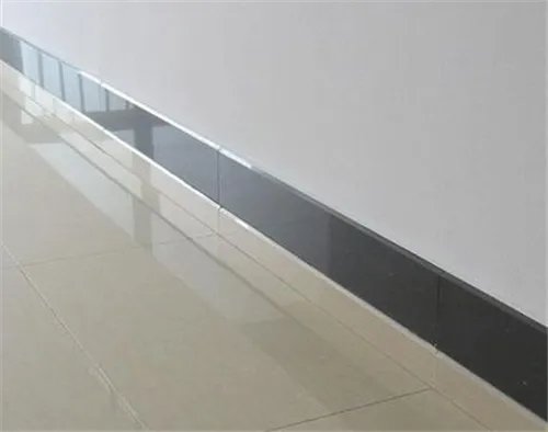 踢脚线打白胶还是透明的胶