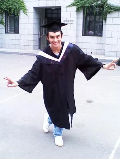 陈瑶晒学士服毕业照素颜清丽可爱，还有哪些明星晒过自己的毕业照，谁的最好看？