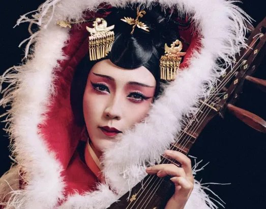 李玉刚隐藏多年的老婆来头不小，岳父背景更是了不得，难怪不公开，是谁呢？