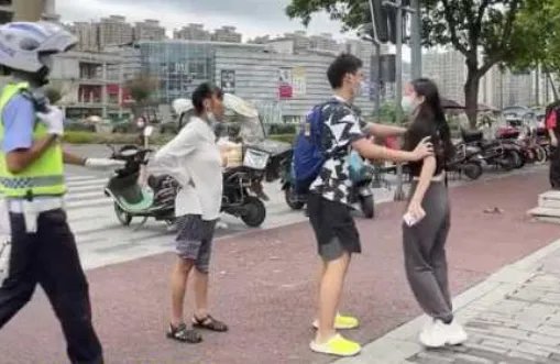 大妈捡手机讹钱未果，竟然当街大闹，这位大妈的行为都有哪些不妥？