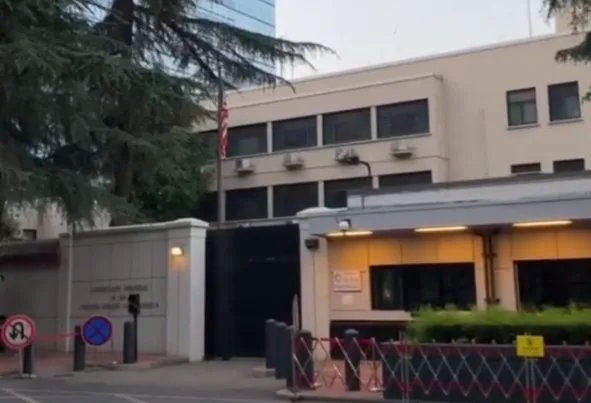 美国驻成都总领事馆降下美国国旗是怎么回事？