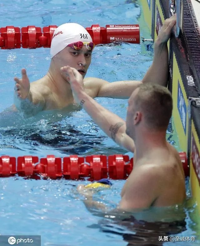 孙杨200米预赛小组第一晋级,没有受到霍顿干扰。还与澳大利亚选手击掌。如何评价?