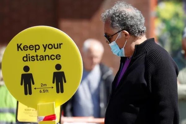 英国70岁以上新冠感染者占比创纪录，这个国家的疫情发展到什么程度了？