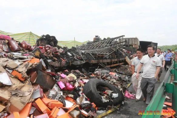 湖南发生严重车祸 货车大巴相撞爆炸仅4人逃出