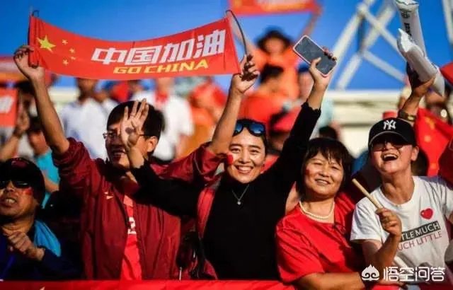 如何评价亚洲杯男足取得首胜后，中国球迷赛后主动清理观众席垃圾的行为？