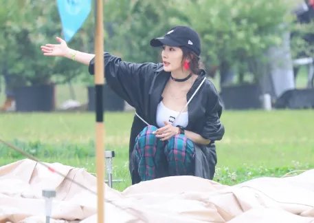 杨幂、韩东君《花儿与少年》路透流出，两人在节目中的造型如何？