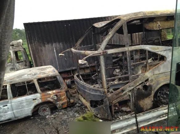 湖南发生严重车祸 货车大巴相撞爆炸仅4人逃出