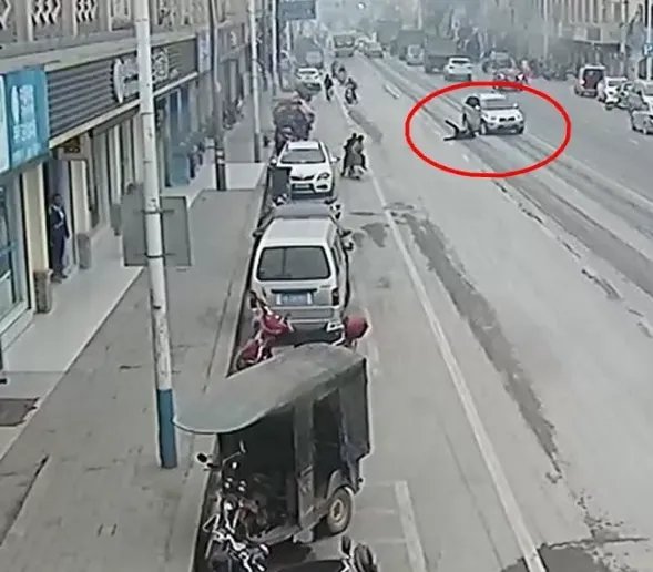 男孩被卷越野车底是什么情况？