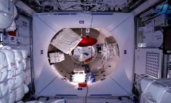 航天员的“太空厨房”和“太空医院”到底长什么样？