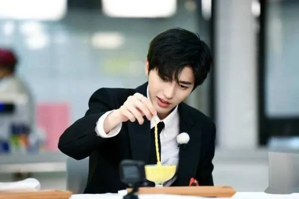 蔡徐坤作为NBA中国形象大使，他是真的喜欢打球还是作秀？