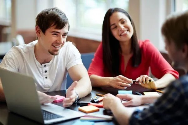 大学生卖房建学校，学校的收入来源有哪些？