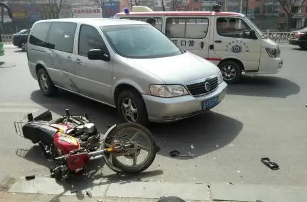 女子称骑摩托带娃,被后车故意撞翻,遇到这种事情该如何处理呢?