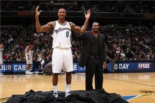 健美运动员在比赛时涂油是为了变得更有欣赏性吗?