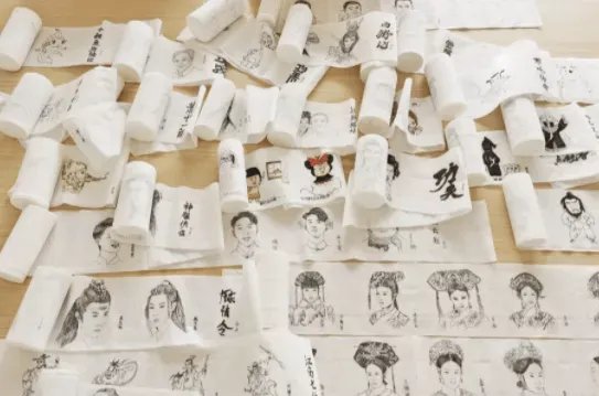 兰州一女教师在卫生纸上画抗疫连环画,从这幅画中体现出了什么?