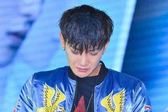 黄子韬在微博上发了IU照片后秒删引发网友猜疑，他本人对此有何回应？