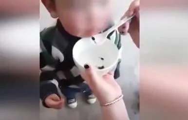 给幼童喂食活蝌蚪的事情经过是什么？