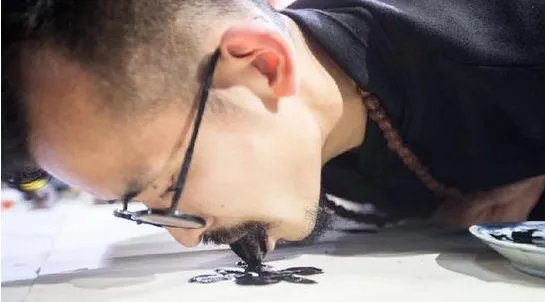 艺术家用舌头作画是怎么回事？