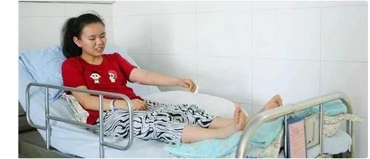 女孩为父挡刀是怎么回事？