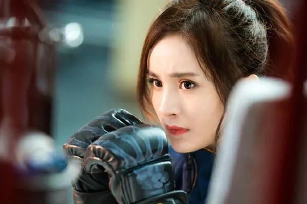 杨幂为什么被人称呼杨臭脚？