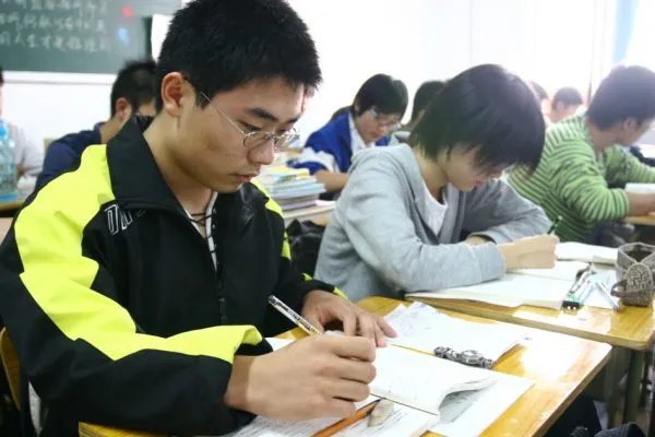 衡中校长之子被曝高考605分已复读，为何教育行业频频出现内卷？