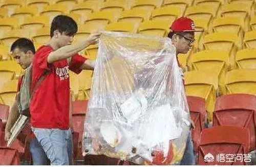 如何评价亚洲杯男足取得首胜后，中国球迷赛后主动清理观众席垃圾的行为？